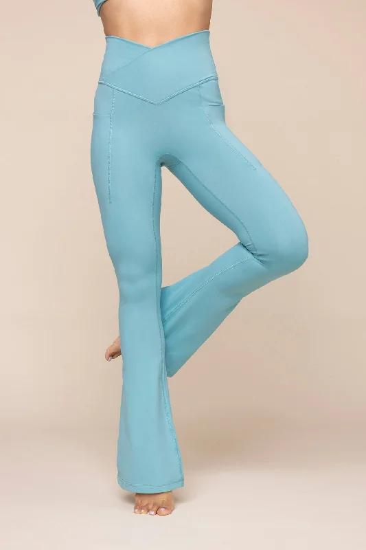Crisscross Hourglass® Flared Leggings with Pockets - Oasis garde